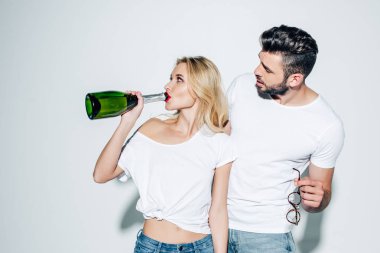 sarışın kız beyaz gözlük tutan sürpriz adam yakınında şişeden şampanya içme 
