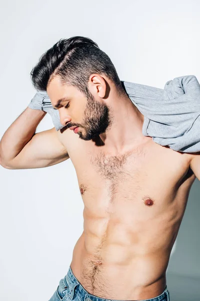 Homme Barbu Torse Tenant Shirt Tout Tenant Debout Sur Blanc — Photo