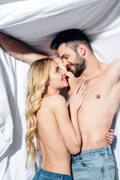 Glücklicher Mann Schaut Fröhliches Blondes Und Nacktes Mädchen Während Decke — Stockfoto