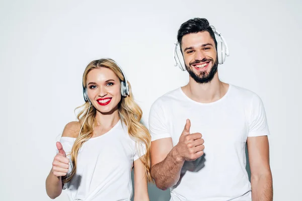 Vrolijke Man Gelukkig Meisje Kijken Naar Camera Tijdens Het Luisteren — Stockfoto