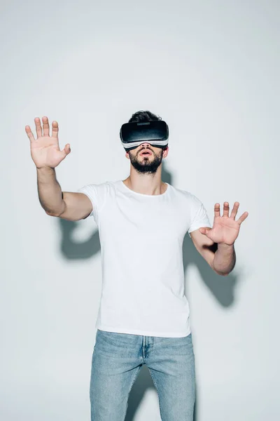 Surprised Bearded Man Wearing Virtual Reality Headset While Gesturing White — Stock Photo, Image