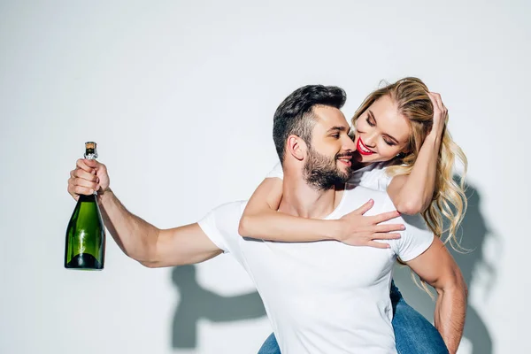 Felice Uomo Possesso Bottiglia Champagne Mentre Cavalcando Ragazza Bionda Bianco — Foto Stock