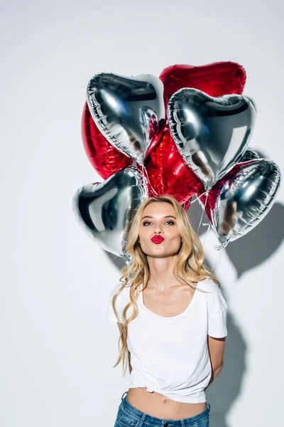 Atractiva Chica Rubia Con Cara Pato Sosteniendo Globos Blanco — Foto de Stock