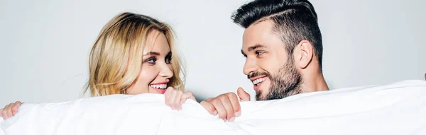 Plano Panorámico Mujer Rubia Feliz Hombre Alegre Mirándose Mientras Sostiene — Foto de Stock