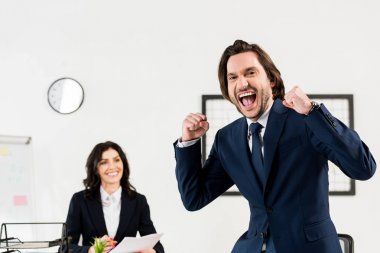 ofiste çekici İşveren yakın gesturing mutlu adam seçici odak 