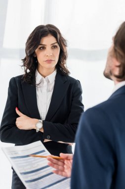 özgeçmiş ile erkek yakın çapraz kolları ile ayakta çekici kadının seçici odak 