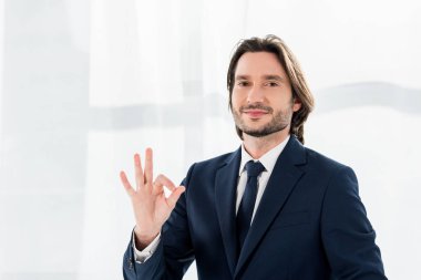 neşeli İşveren ok işareti gösteren ve kameraya bakarak 