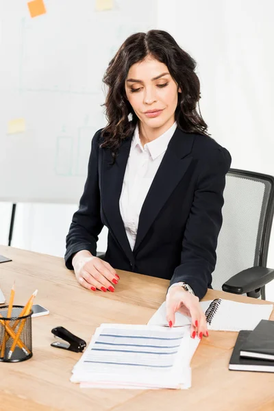 Attraktive Brünette Personalvermittlerin Formeller Kleidung Sitzt Büro — Stockfoto