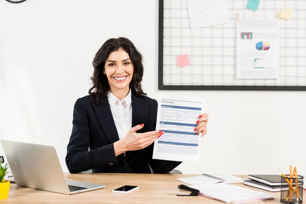 Attractive Cheerful Recruiter Holding Resume Gesturing Office — Stock Photo, Image