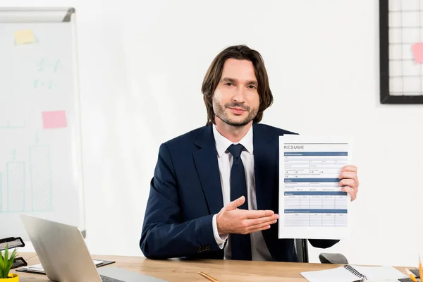 Handsome Recruiter Gesturing While Holding Resume Office — Stock Photo, Image