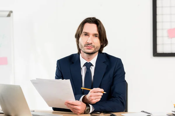 Hombre Guapo Sosteniendo Documentos Mirando Cámara Oficina — Foto de Stock