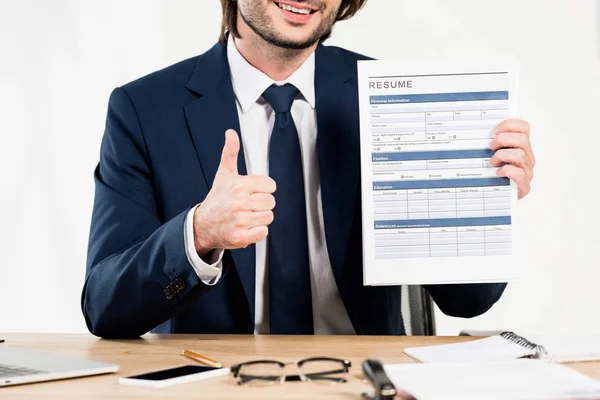 Vista Cortada Recrutador Alegre Mostrando Polegar Para Cima Segurando Currículo — Fotografia de Stock