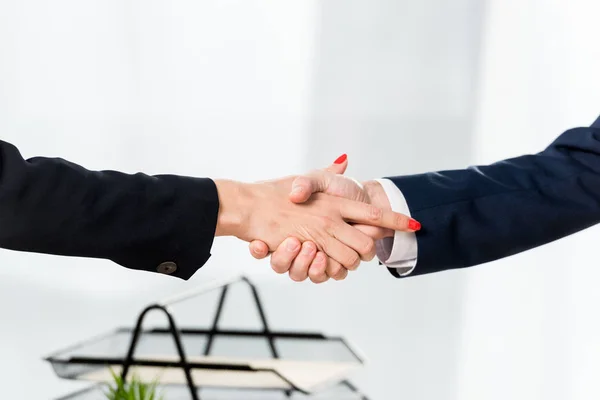 Visão Cortada Recrutador Apertando Mãos Com Empregado Escritório — Fotografia de Stock