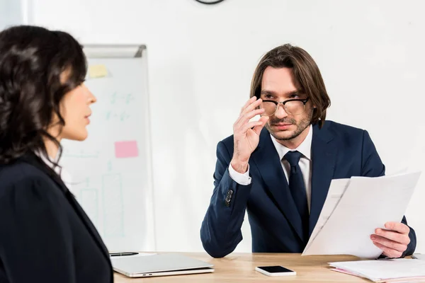 Selective Focus Recruiter Touching Glasses While Looking Attractive Woman — Stock Photo, Image