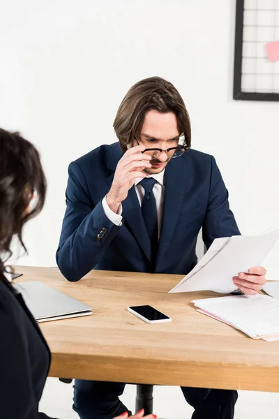 Fuoco Selettivo Recruiter Occhiali Che Guardano Documenti Vicino Donna — Foto Stock