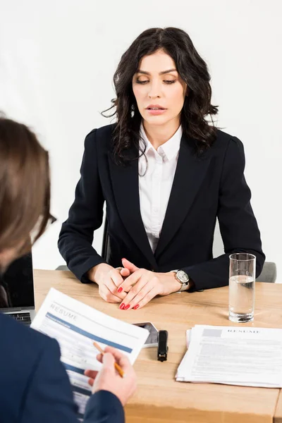 履歴書付きでリクルーターの近くに座っている魅力的な女性の選択的な焦点 — ストック写真