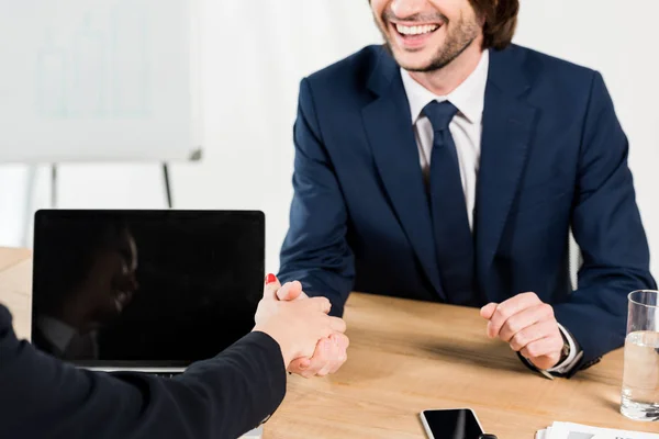 Visão Cortada Homem Alegre Apertando Mãos Com Recrutador Escritório — Fotografia de Stock