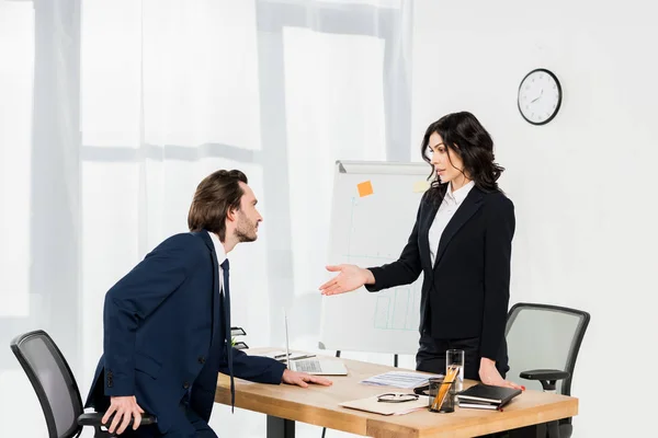 オフィスで男の近くに立っている間 魅力的なリクルータージェスチャー — ストック写真