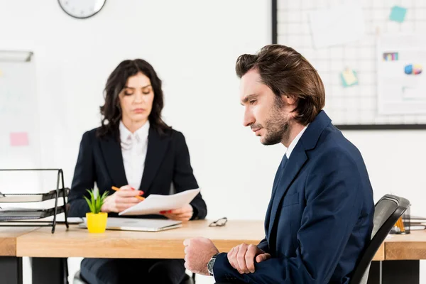 Selektiv Fokus Stilig Man Sitter Nära Attraktiv Rekryterare Office — Stockfoto