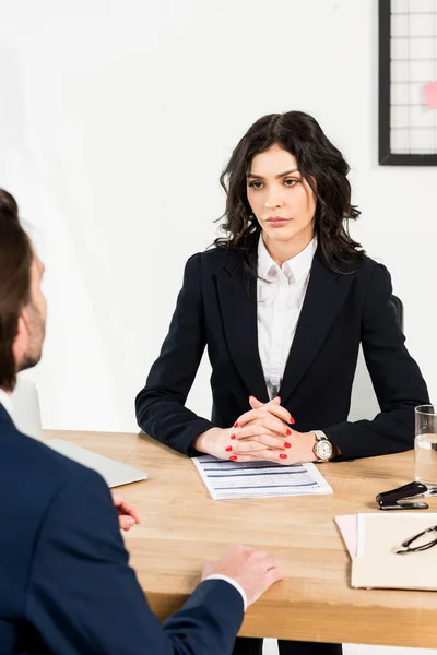 Selectieve Focus Van Mooie Recruiter Zittend Met Gebalde Handen Kijken — Stockfoto