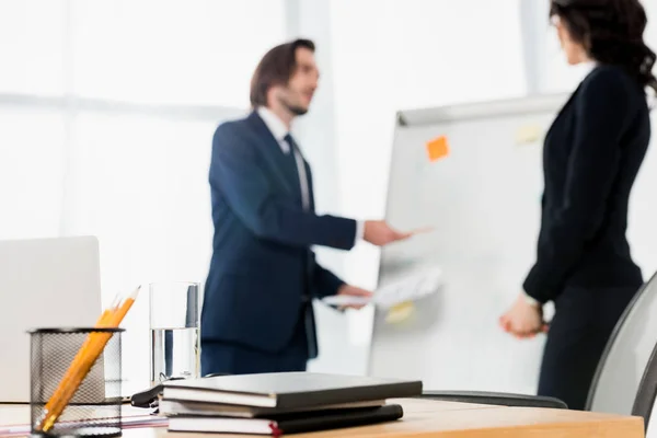 Enfoque Selectivo Cuadernos Portalápices Con Lápices Cerca Hombre Mujer Oficina — Foto de Stock