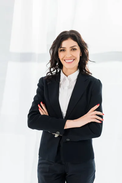 Mulher Atraente Sorrindo Enquanto Estava Com Braços Cruzados — Fotografia de Stock