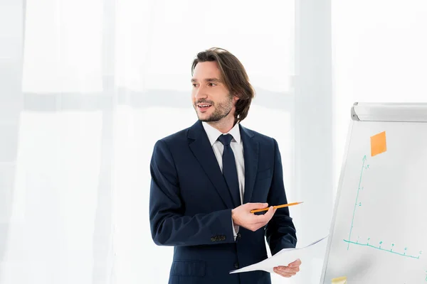 Cheerful Recruiter Holding Paper White Board Office — Stock Photo, Image