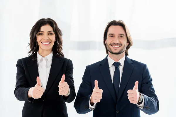 Alegre Reclutadores Sonriendo Mientras Muestra Los Pulgares Hacia Arriba Mirando — Foto de Stock