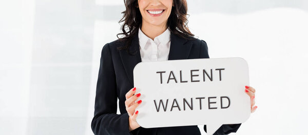 панорамный снимок веселый рекрутер держа речь пузырь с талантом хотел буквы
 