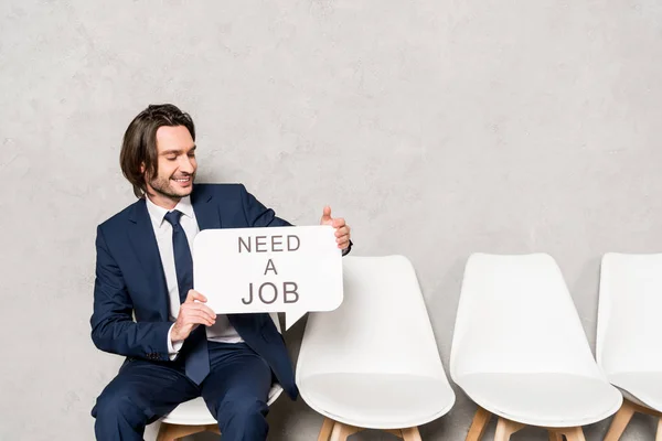 Gelukkige Medewerker Holding Speech Bubble Met Behoefte Aan Een Job — Stockfoto