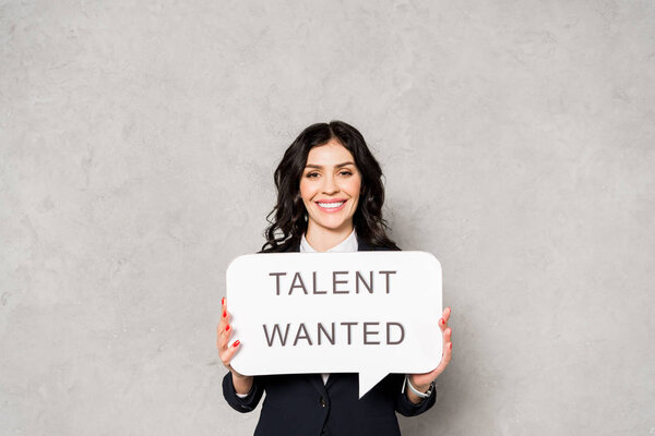 веселая брюнетка с речевым пузырём и талантом.
 