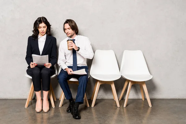 Knappe Man Holding Papier Beker Kijken Naar Document Handen Van — Stockfoto