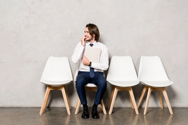 Bezorgde Man Formele Dragen Holding Map Tijdens Het Wachten Sollicitatiegesprek — Stockfoto