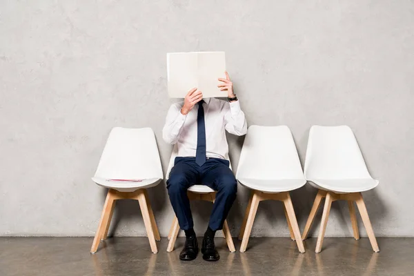 Hombre Cara Cubierta Desgaste Formal Con Papel Blanco Sentado Silla — Foto de Stock