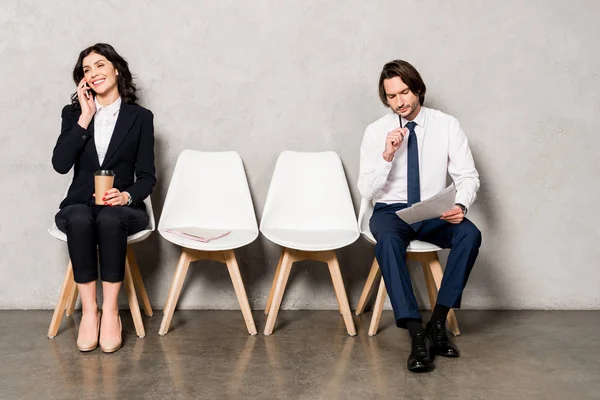 Mujer Alegre Sosteniendo Taza Papel Hablando Teléfono Inteligente Cerca Del — Foto de Stock