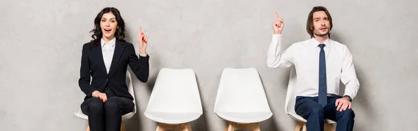 Panoramica Colpo Felice Bruna Donna Bello Uomo Gesticolando Mentre Seduto — Foto Stock