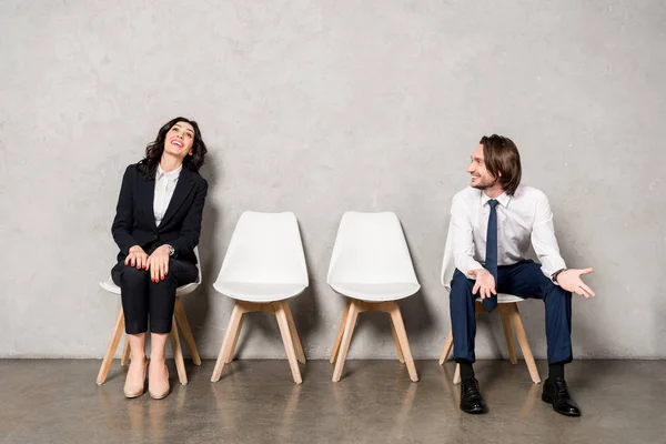 Hombre Feliz Mirando Mujer Atractiva Sonriendo Mientras Está Sentado Silla — Foto de Stock