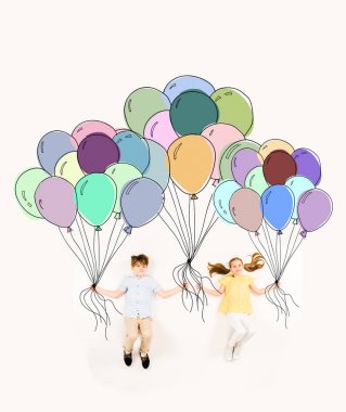 renkli balonlar tutan ve beyaz uçan neşeli çocuklar 