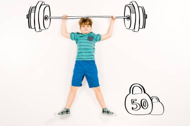 barbell tutan ve beyaz kamera bakarak sevimli çocuk üst görünümü 