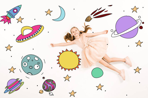 вид сверху веселого малыша в розовом платье, летящего в космос на белом
 