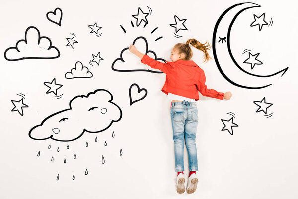 вид сверху веселого малыша, летящего рядом с луной и звездами на белом
 