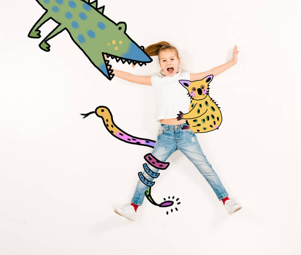 вид испуганного ребенка, кричащего рядом со сказочными персонажами на белом
 