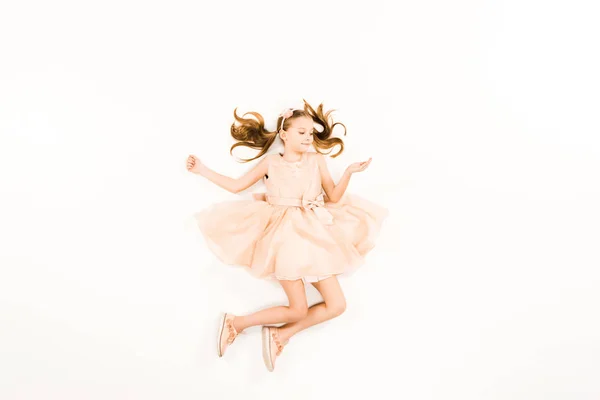 Pohled Šťastné Dítě Růžových Šatech Úsměvem Při Létání Bílém — Stock fotografie