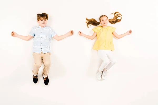 Pohled Šťastné Děti Které Dívají Kameru Usmívají Bílém — Stock fotografie