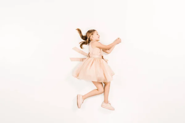 Lindo Niño Sonriendo Haciendo Gestos Mientras Está Acostado Blanco — Foto de Stock