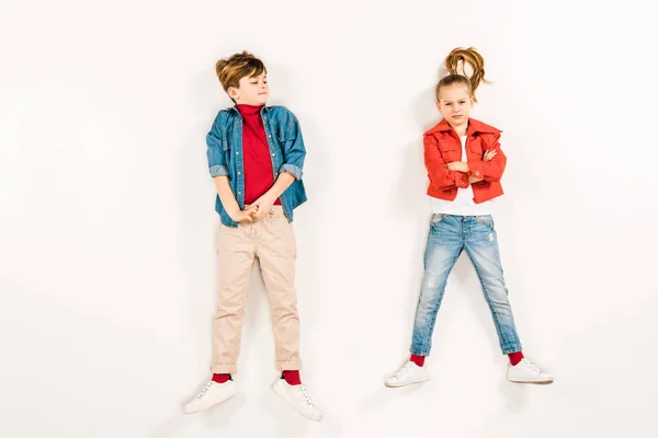 Vista Superior Del Niño Mirando Amigo Con Los Brazos Cruzados — Foto de Stock