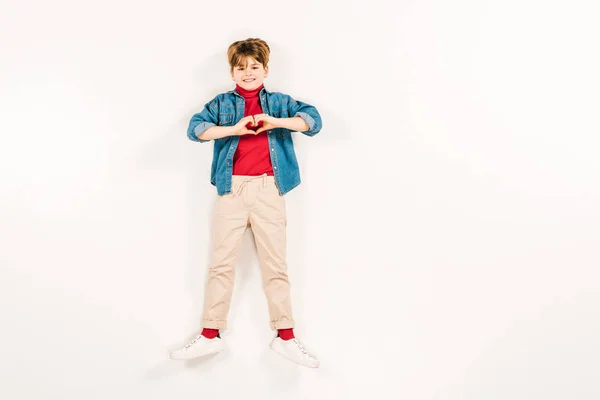 Beyaz Üzerinde Kalp Şeklinde Işareti Gösteren Neşeli Çocuk Üst Görünümü — Stok fotoğraf