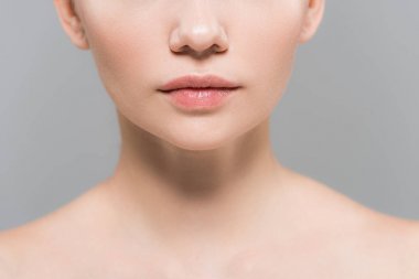 gri izole çıplak genç kadın kırpılmış görünümü 