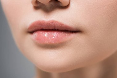 gri izole yumuşak dudakları ile kadının kırpılmış görünümü 