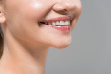 gri izole gülümseyen neşeli kadın kırpılmış görünümü 
